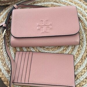 NWOT Tory Burch Thea crossbody wallet with removable wallet. Pink Leather.